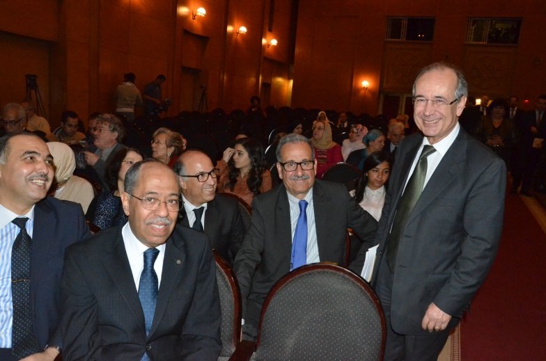 أعضاء من مكتب الجمعية أثناء تسلم جائزة المجمع العربي للموسيقى